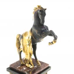 Настольные часы из бронзы "Конь на дыбах" камень креноид