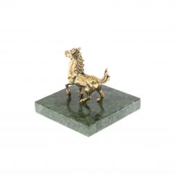 Лошадка на подставке из змеевика