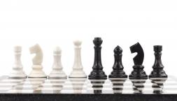 Шахматы из мрамора и змеевика 43х43 см