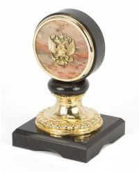 Настольная принадлежность подставка "Герб России" камень яшма долерит