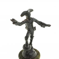 Статуэтка из бронзы "Мюнхаузен" на подставке из змеевика
