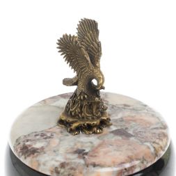 Шкатулка круглая &amp;quot;Орел&amp;quot; из креноида и змеевика 10,5х10,5х11 см