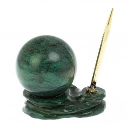 Композиция с шаром "Ящерица на скале" из змеевика