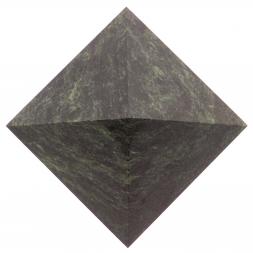 Пирамида из шабровского змеевика 8,5х8,5х5,5 см