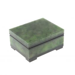 Шкатулка из нефрита 8,5х6,5х4,5 см