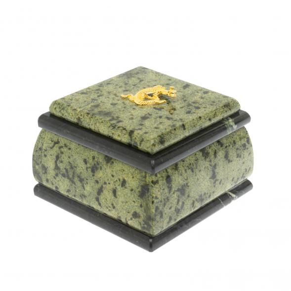 Шкатулка с ящерицей из змеевика 9,5х9,5х7 см 129505