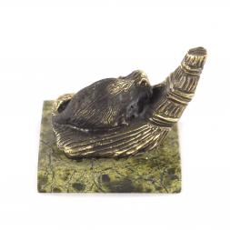 Сувенир "Крыса на венике" бронза змеевик