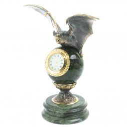Часы "Летучая мышь" на подставке из камня змеевик