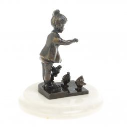 Бронзовая статуэтка "Девочка с голубями" мрамор