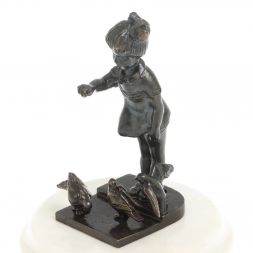 Бронзовая статуэтка "Девочка с голубями" мрамор