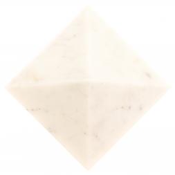 Пирамида из белого мрамора 10,5х10,5х6,5 см