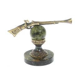 Сувенир "Ружье" на подставке из офиокальцита