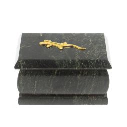 Шкатулка из шабровского змеевика с ящерицей 10х6,5х5,5 см