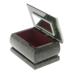 Шкатулка из шабровского змеевика с ящерицей 10х6,5х5,5 см