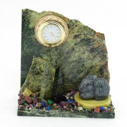 Сувенирные настольные часы "Заяц на скале" камень змеевик