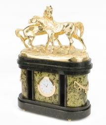 Каминные часы "Кони на воле" из бронзы и змеевика