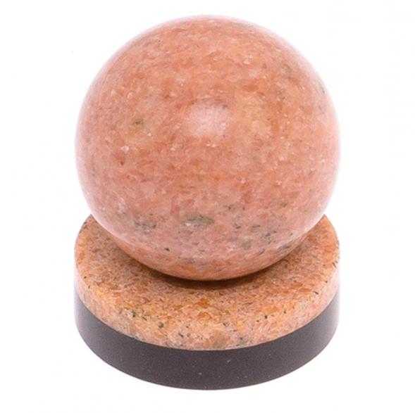 Шар из розового мрамора 5 см на каменной подставке 125562