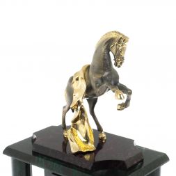 Часы "Конь с попоной" из шабровского змеевика