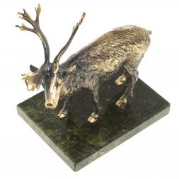 Бронзовая статуэтка "Северный олень" на подставке из камня змеевик