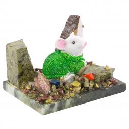 Сувенир "Мышка в зеленом свитере" змеевик самоцветы