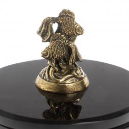 Шкатулка круглая "Две рыбки" из черного обсидиана 7,5х7,5х8 см