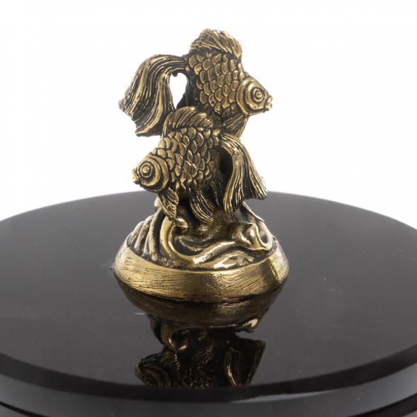 Шкатулка круглая &amp;quot;Две рыбки&amp;quot; из черного обсидиана 7,5х7,5х8 см 130050