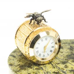 Часы из бронзы "Медведь с пчелой" змеевик