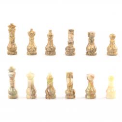 Подарочные шахматы "Игрок" камень оникс ракушечник 25х25 см