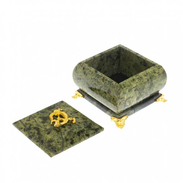 Шкатулка квадратная с ящерицей из змеевика 7,5х7,5х6,5 см 129459