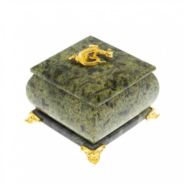 Шкатулка квадратная с ящерицей из змеевика 7,5х7,5х6,5 см 129459