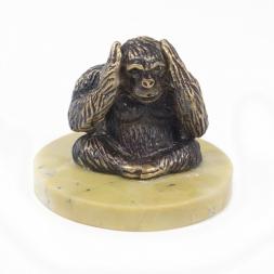 Обезьяна "Ничего не слышу" из змеевика