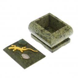 Шкатулка прямоугольная с ящерицей из змеевика 6,5х5,5х5,5 см