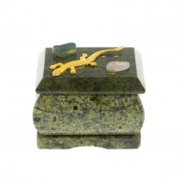 Шкатулка прямоугольная с ящерицей из змеевика 6,5х5,5х5,5 см