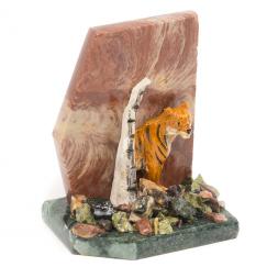 Сувенир из лемезита "Тигр у скалы"