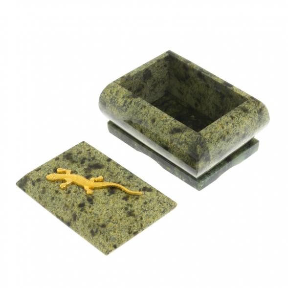 Шкатулка прямоугольная с ящерицей из змеевика 7,5х6х5 см 129465