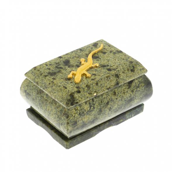 Шкатулка прямоугольная с ящерицей из змеевика 7,5х6х5 см 129465