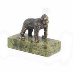 Статуэтка из бронзы на подставке из змеевика "Орангутанг"