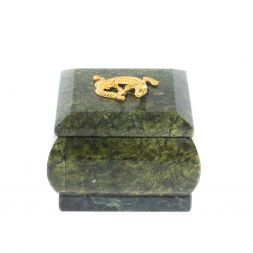 Шкатулка из баженовского змеевика с ящерицей 6,5х6,5х5,5 см