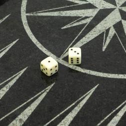 Кубики зарики 1 см белые 2 шт