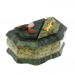 Шкатулка из змеевика с ящерицей и самоцветами 15х8,5х7 см