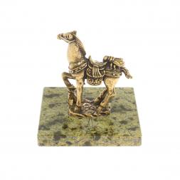 Статуэтка "Лошадь с мухой " из змеевика и бронзы 6х6х6 см